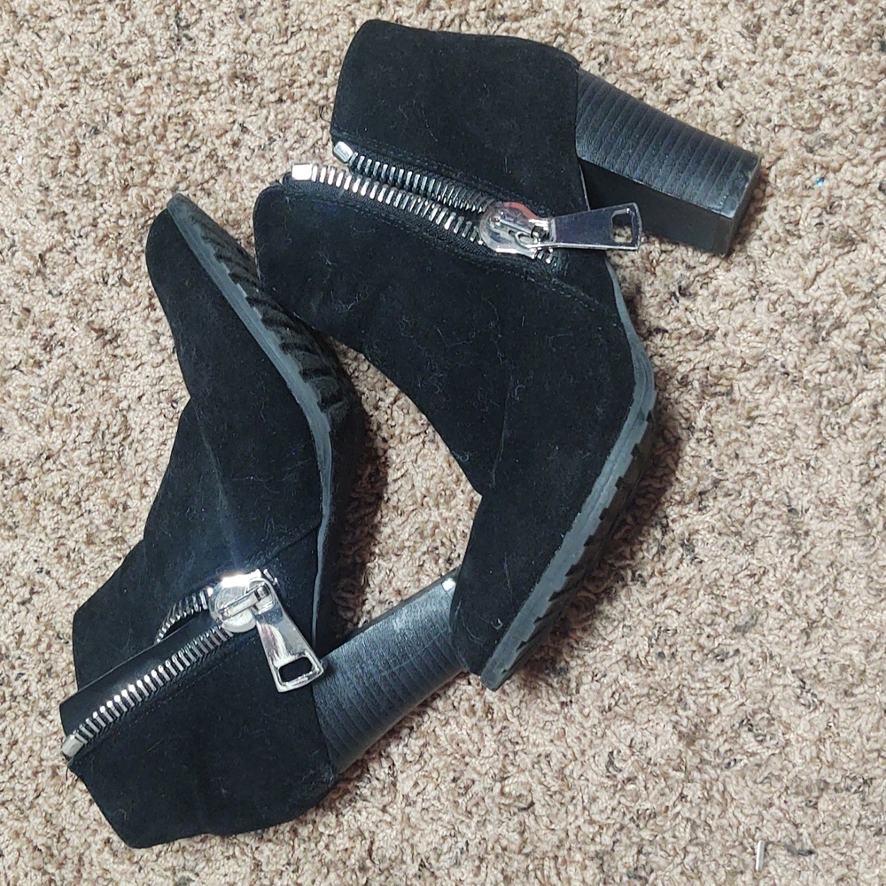 Zip heeled boots